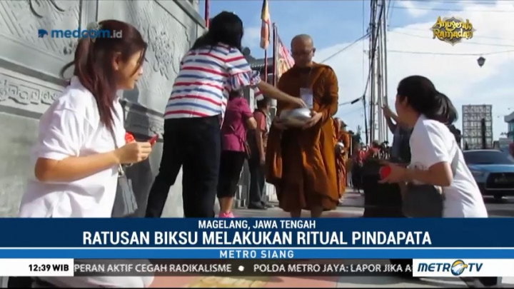 Ratusan Biksu di Magelang Lakukan Ritual Pindapata