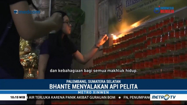 Umat Buddha di Vihara Dharmakirti Nyalakan Api Pelita