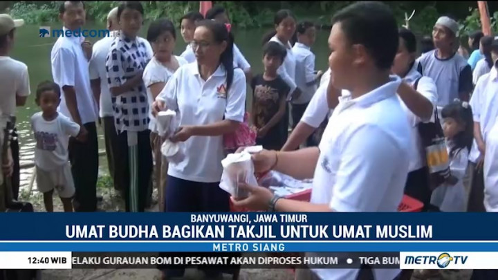 Umat Buddha di Banyuwangi Bagikan Takjil