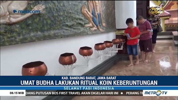 Umat Buddha di Bandung Lakukan Ritual Koin Keberuntungan