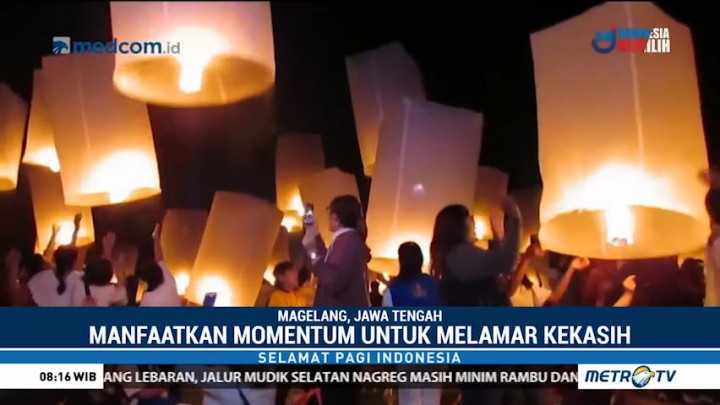 Umat Buddha Lepaskan Ribuan Lampion di Borobudur