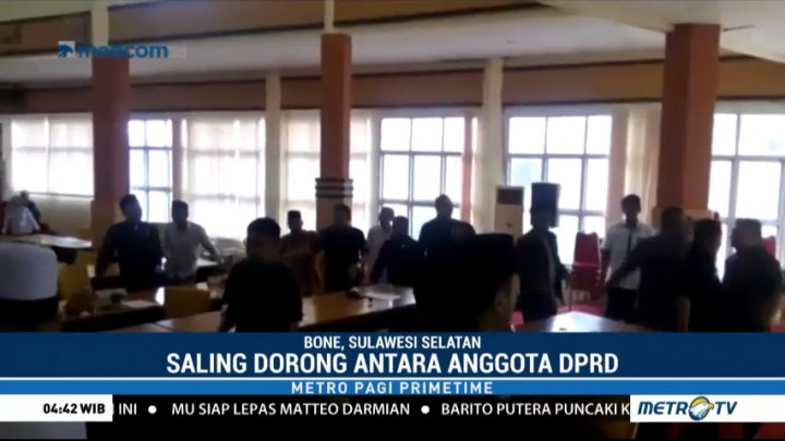 Rapat Paripurna DPRD Bone Ricuh