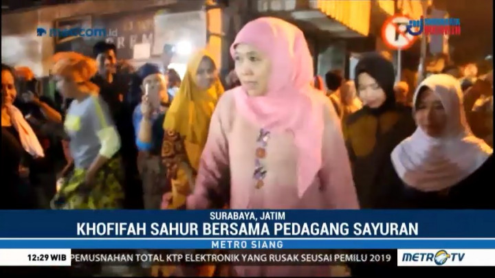 Khofifah Sahur Bareng Pedagang di Pasar Keputran