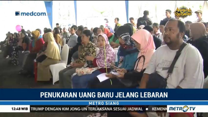 Ratusan Warga Banyumas Antre Tukar Uang  Baru