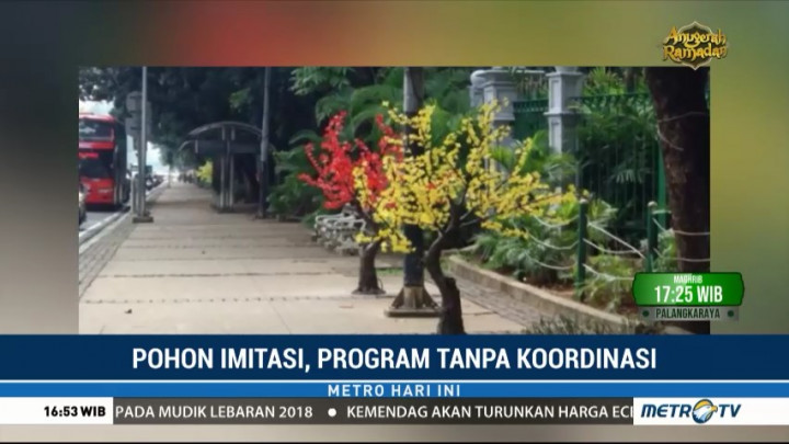 Pohon Imitasi di Trotoar Dicabut