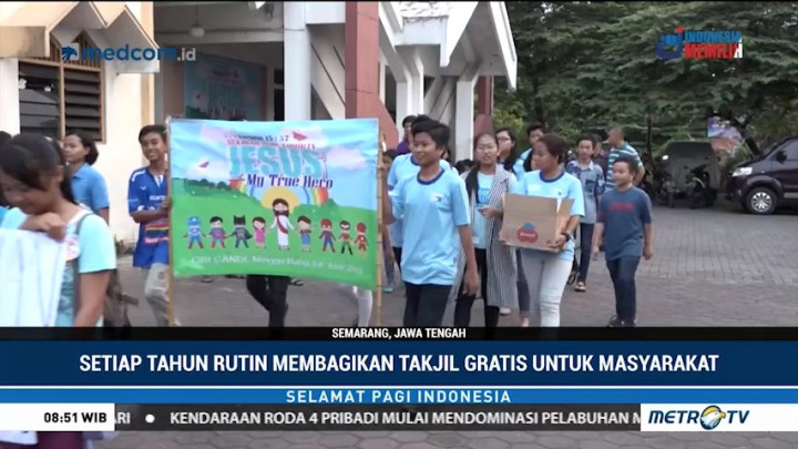 Umat Kristiani di Semarang Bagikan Takjil untuk Masyarakat