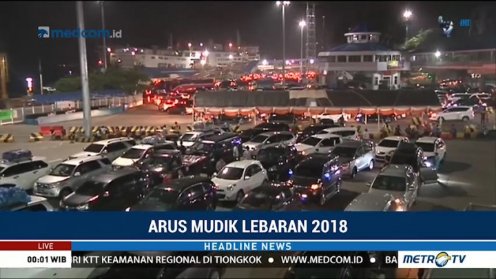 Antrean Kendaraan Mengular di Pelabuhan Merak