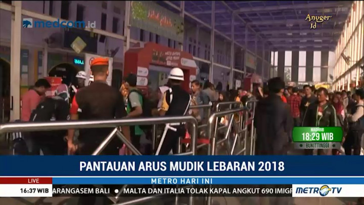 Stasiun Pasar Senen Masih Dipadati Pemudik