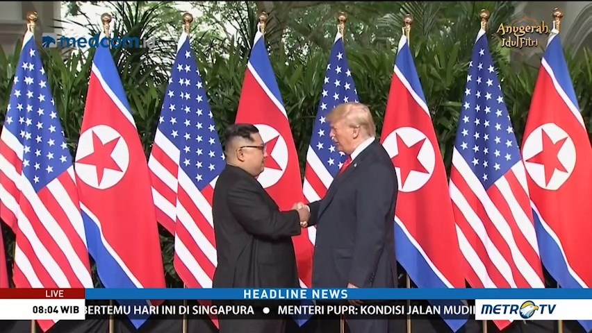 Jabat Tangan Bersejarah Trump dan Jong-un