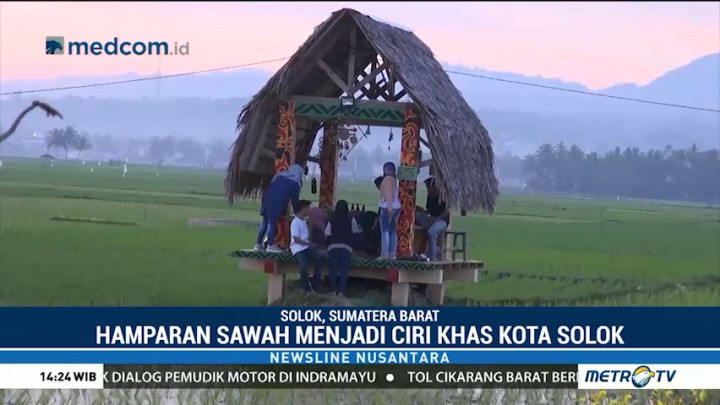 Serunya Berbuka Puasa di Tengah Sawah