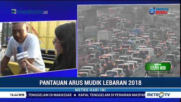 Tol Jakarta-Cikampek Macet, Pemudik Istirahat di Bahu Jalan