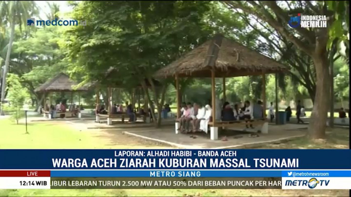 Warga Aceh Ziarah ke Kuburan Massal Korban Tsunami