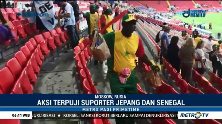 Suporter Jepang & Senegal Bersihkan Sampah di Stadion