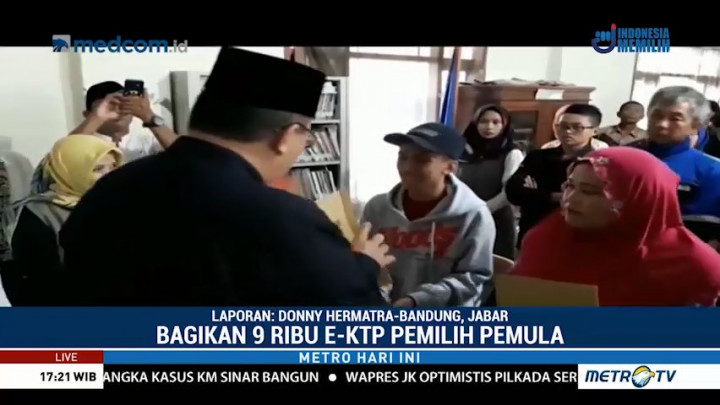 Wali Kota Tasikmalaya Bagikan KTP-el ke Pemilih Pemula