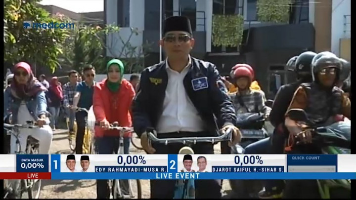 Ridwan Kamil dan Istri Pantau TPS Gunakan Sepeda