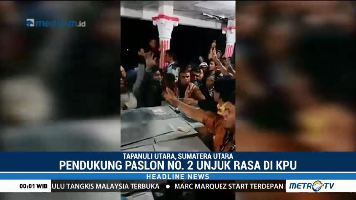 Massa Demo KPU Tapanuli Utara