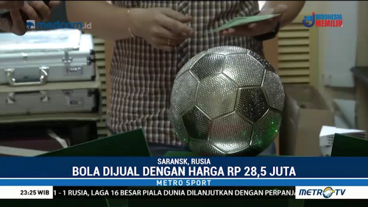 Seniman Rusia Buat Suvenir Bola Berhias Berlian