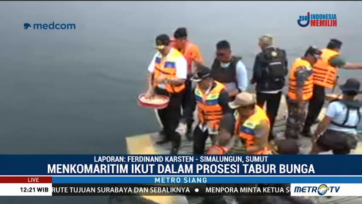 Luhut Ikuti Prosesi Tabur Bunga di Danau Toba