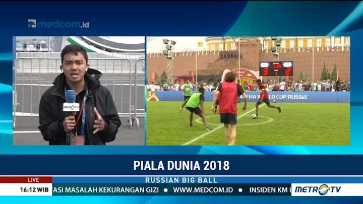 Pengungsi Berkesempatan Main Sepak Bola di Red Square