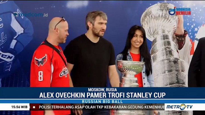 Bintang Hoki Alex Ovechkin Pamer Trofi di Moskow