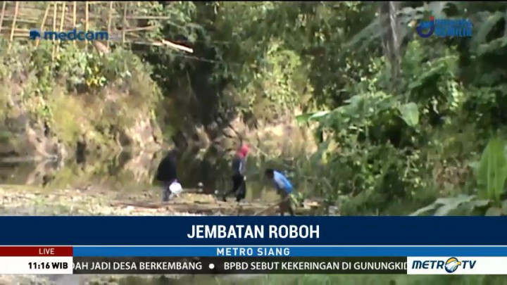 Jembatan Roboh, Warga Nekat Lintasi Aliran Sungai Cigerentel