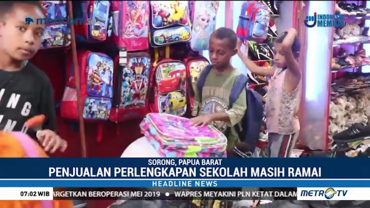 Warga Sorong Berburu Perlengkapan Sekolah di Pasar Sentral Remu