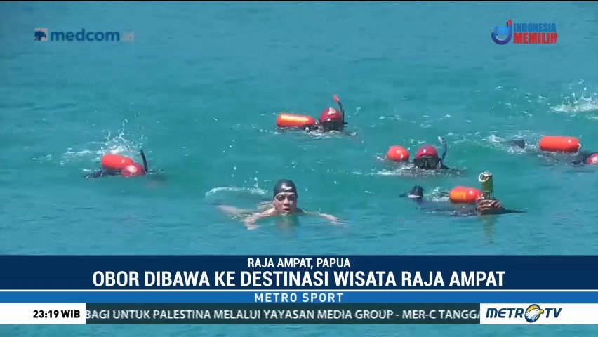 Richard Sambera Bawa Obor Asian Games Berenang di Raja Ampat