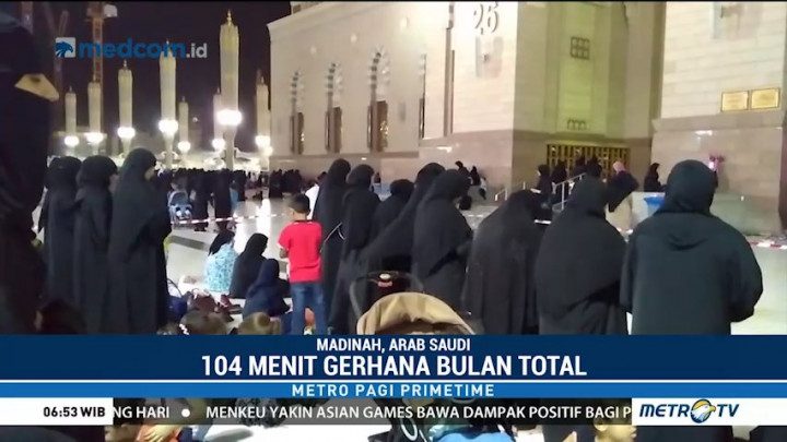 Jemaah Haji Padati Masjid Nabawi untuk Salat Gerhana Bulan Total