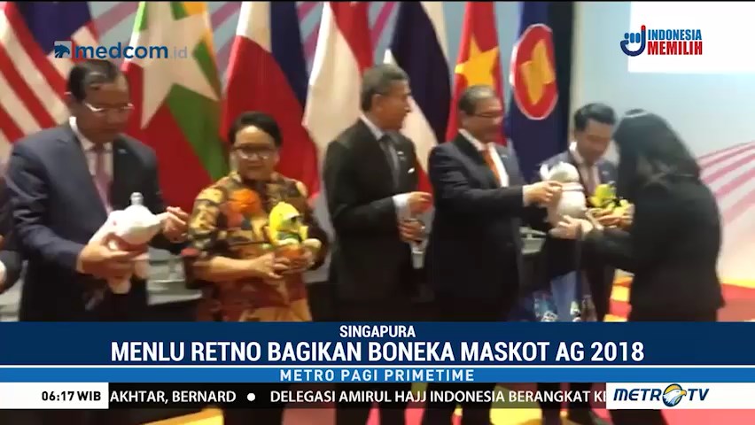 Menteri Retno Bagikan Boneka Maskot AG 2018 ke Menlu se-ASEAN