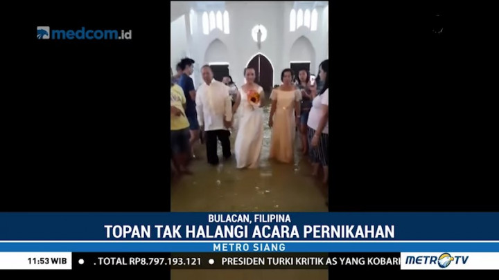Pasangan Ini Menikah di Tengah Banjir