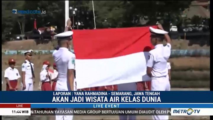 Warga Semarang Gelar Upacara di Tengah Banjir Kanal Barat