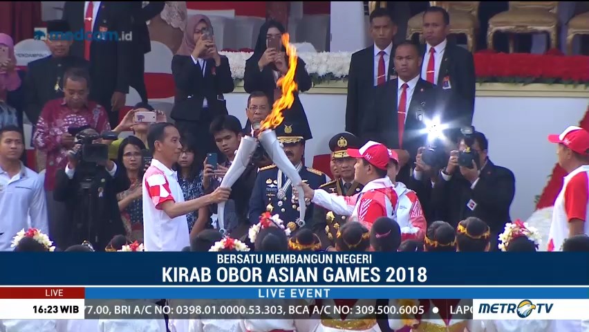 Jokowi Serahkan Api Obor Asian Games ke Erick Thohir