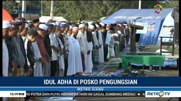 Korban Gempa Lombok Laksanakan Salat Id di Pengungsian