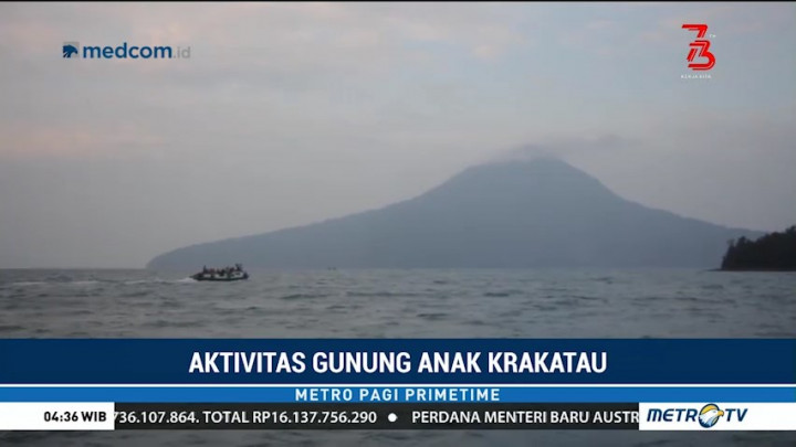 Nelayan Nekat Melaut di Perairan Gunung Anak Krakatau