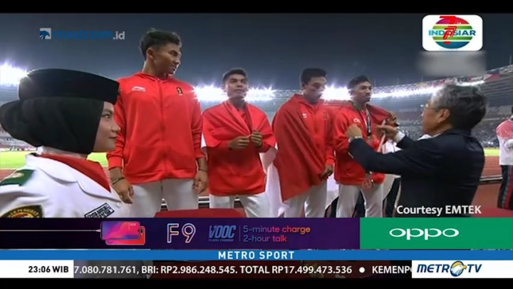 Tim Estafet 4 x 100 Meter Putra Raih Medali Perak