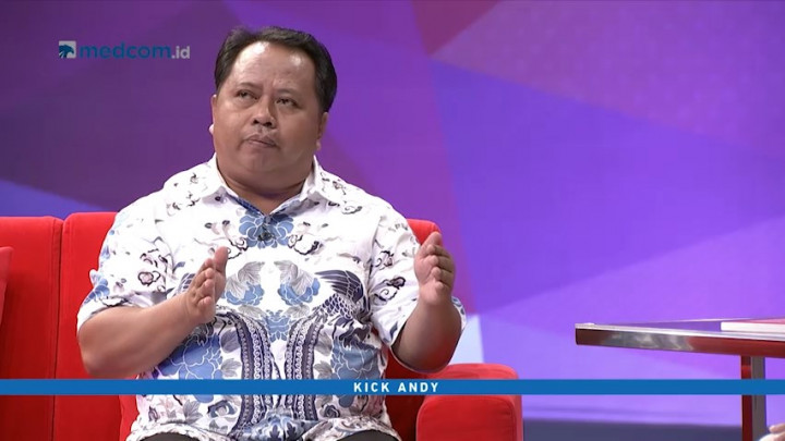 Kepala Desa Ini Dianggap Gila Karena Mengurus Jamban