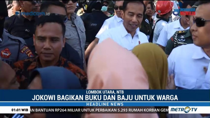 Jokowi Bagikan Buku dan Baju di Lombok