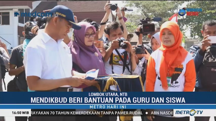 Mendikbud Beri Bantuan pada Guru dan Siswa di Lombok
