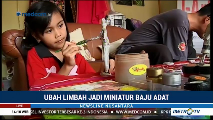 Menyulap Limbah Koran Jadi Miniatur Baju Adat