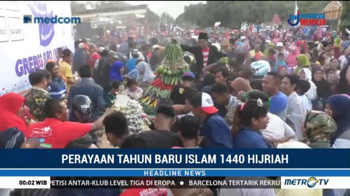 Warga NTT Berebut Gunungan dalam Grebek Suro