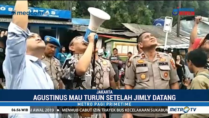 Agustinus Turun dari Baliho Usai Dibujuk Jimly Asshiddiqie