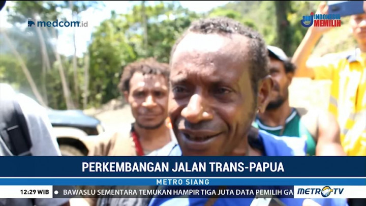 Warga Nikmati Jalan Trans Papua