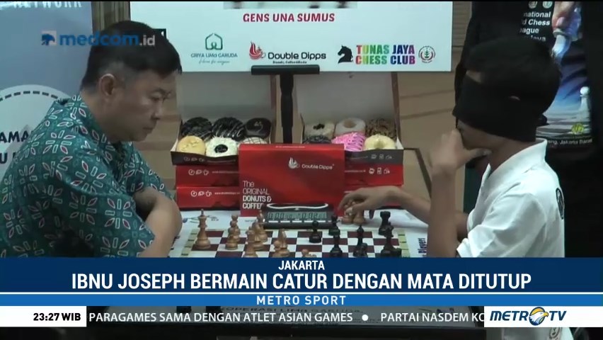 Pecatur Ini Bisa Bermain dengan Mata Tertutup