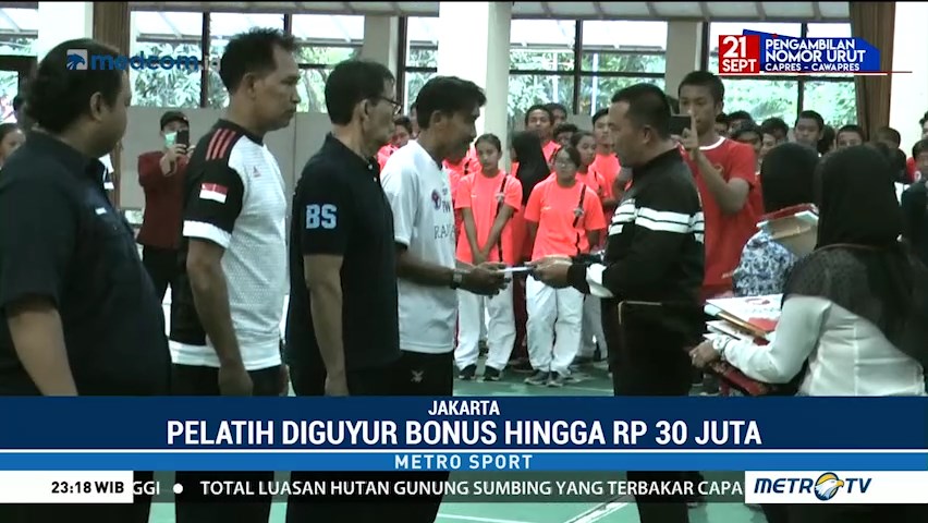 Menpora Serahkan Bonus untuk Pelatih Atlet Berprestasi
