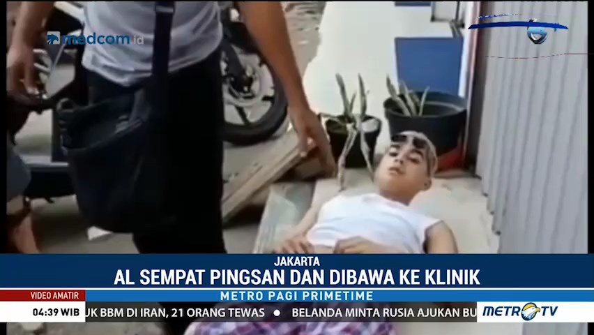Al Ghazali Alami Kecelakaan Lalu Dikerumuni Warga