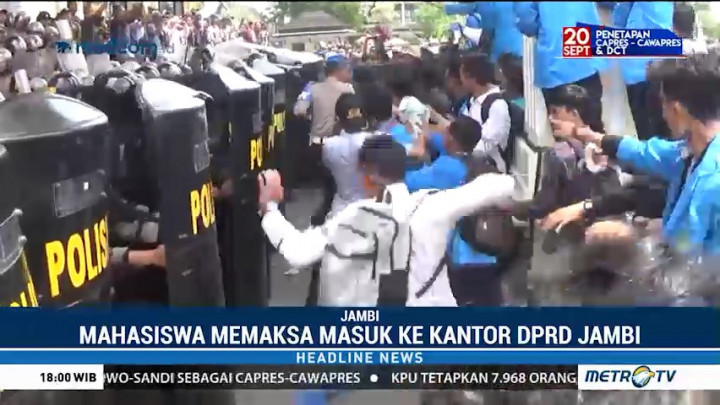 Unjuk Rasa Mahasiswa di Kantor DPRD Jambi Ricuh