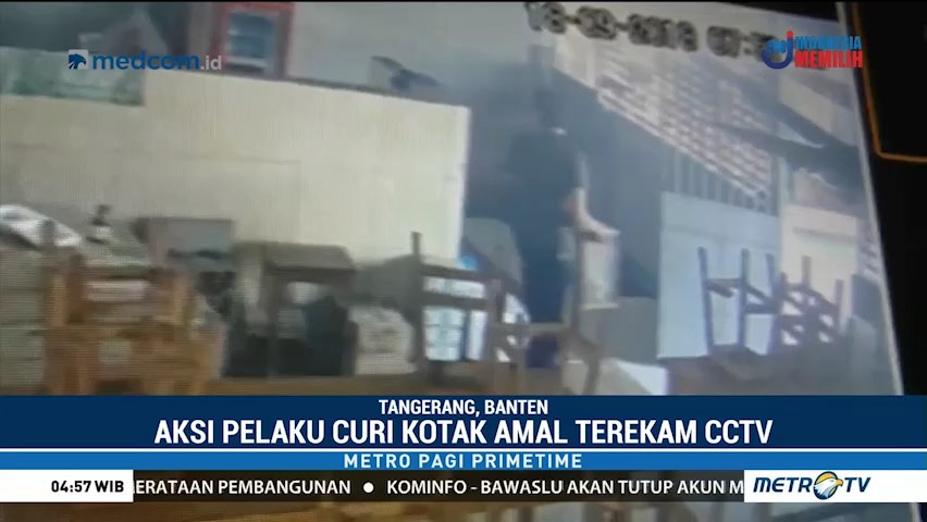 Aksi Pengendara Mobil Mewah Curi Kotak Amal Terekam CCTV
