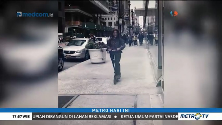 Menteri Susi Keliling New York Pakai Skuter
