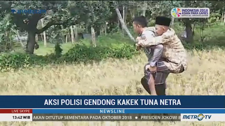 Aksi Polisi Gendong Kakek Tunanetra Viral