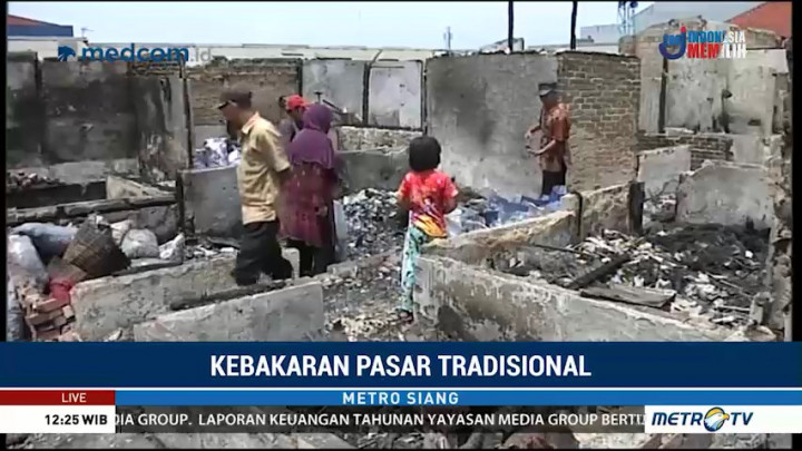 Pedagang Pasar Sederhana Mengais Sisa Barang yang Terbakar